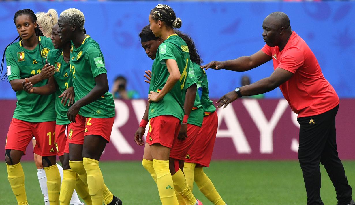 Alain Djeumfa (kanan) pelatih Kamerun memberi semangat pada anak asuhnya setelah mereka sempat melakukan mogok main karena gol Alexandra Takounda Engolo dianulir wasit.  ( AFP/Philippe Huguen )
