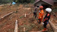Tim SAR melihat tanah longsor di desa Pangkalan, Natuna, Kepulauan Riau (Kepri) dalam gambar selebaran yang diambil pada 8 Maret 2023 dan dirilis pada 9 Maret 2023 oleh Badan Penanggulangan Bencana Indonesia. Status bencana tanah longsor dalam kategori tanggap darurat, dengan masa tujuh hari terhitung dari tanggal 6 Maret 2023. (HO / INDONESIA DISASTER MITIGATION AG / AFP)