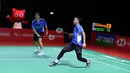 Pasangan ganda putra Indonesia, Mohammad Ahsan/Hendra Setiawan mengembalikan kok ke arah Takuro Hoki/Yugo Kobayashi (Jepang) pada babak 16 besar Indonesia Masters 2021 di Bali International Convention Centre & Westin Resort, Kamis (18/11/2021). Ahsan/Hendra kalah 21-11, 15-21, 12-21. (HUMAS PP PBSI)