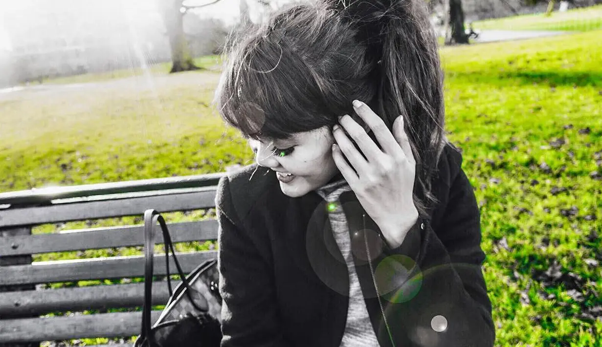 Selanjutnya ada Rina Nose, setelah melepas hijabnya, baru terlihat bahwa Rina memiliki rambut yang panjang. Sedang asik liburan di London, Rina pun menata rambutnya dengan gaya ponytail.  (Instagram/rinanose16)