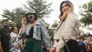 Penyanyi Gisella Anastasia berlenggak-lenggok di zebra cross Dukuh Atas saat meramaikan Citayam Fashion Week di kawasan SCBD (Sudirman Citayam Bojong Gede Dukuh Atas), Dukuh Atas, Jakarta Pusat, Senin (25/7/2022). Gisella tampil kasual dengan mengenakan jaket jeans, dalaman tanktop serta bawahan kulot hijau. (Liputan6.com/Herman Zakharia)