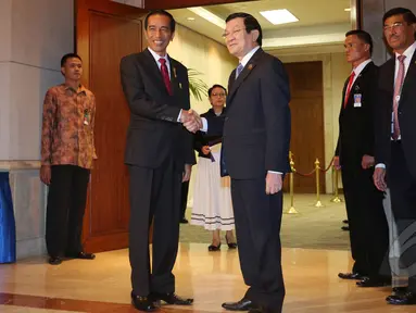 Presiden Joko Widodo melakukan pertemuan bilateral dengan PM Vietnam Truong Tang Sang di JCC, Kamis (23/4/2015). Presiden Joko Widodo membahas pertahanan dan kawasan batas laut antar dua negara. (Liputan6.com/Herman Zakharia)