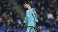 Ekspresi Thibaut Courtois usai laga melawan Leicester City di King Power Stadium, (14/12/2015). Courtois tak sabar bekerja di bawah arahan Guus Hiddink. (Reuters/Sergio Perez)