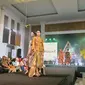 Peragaan busana batik fractal karya di Gedung Juang 45 Kota Sukabumi (Liputan6.com/Fira Syahrin).