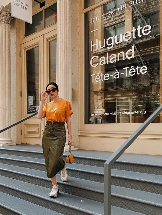 Febby bergaya mengenakan skirt berwarna hijau dengan atasan t-shirt mustard dari Erigo/copyright instagram/febbyrastanty