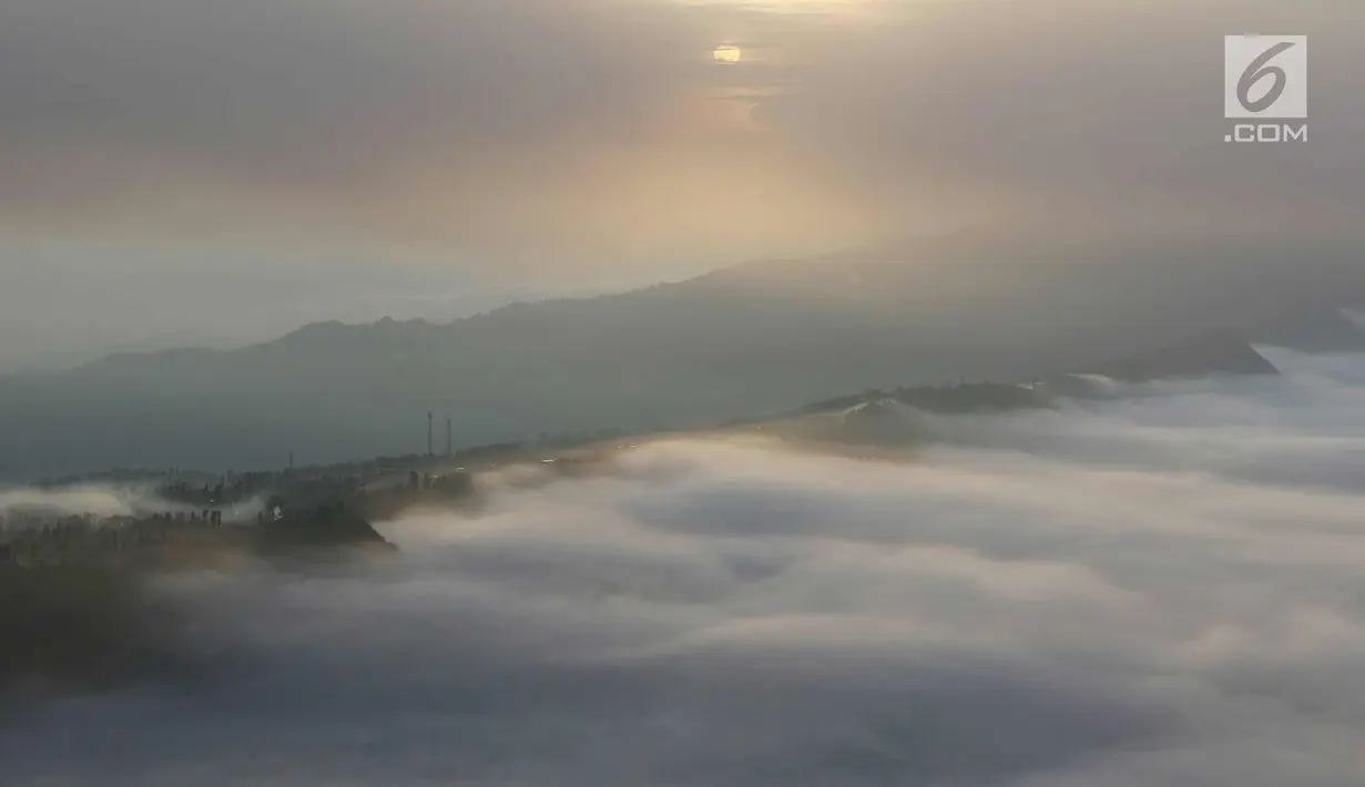 Keberadaan pemukiman penduduk yang terlihat dari atas dan berselimut kabut merupakan pemandangan yang tidak boleh untuk dilewatkan apabila berkunjung ke sana. (Liputan6.com/Immanuel Antonius)