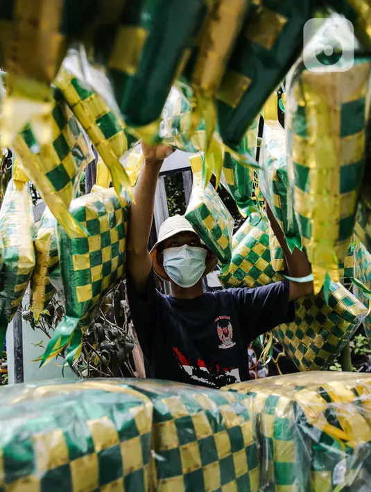 Pedagang menata pernak-pernik ketupat hias dagangannya di Pasar Asemka, Jakarta, Selasa (4/5/2021). Pedagang mulai menjual pernak-pernik menjelang Lebaran seperti ketupat hias dengan harga mulai dari Rp15.000 hingga Rp60.000 tergantung ukuran. (Liputan6.com/Faizal Fanani)