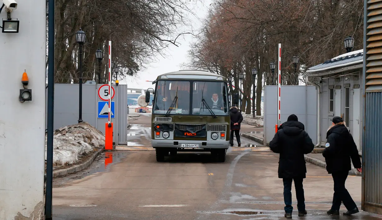 Bus membawa para diplomat Rusia yang diusir dari Amerika Serikat dan keluarga mereka, meninggalkan bandara Vnukovo, Moskow, Minggu (1/4). Pengusiran terkait kasus serangan dengan racun mantan agen mata-mata Rusia di Inggris. (AP/Alexander Zemlianichenko)