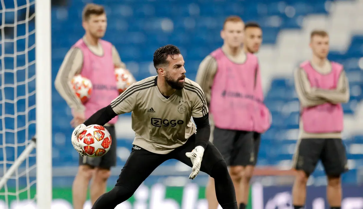 Kiper Ajax Amsterdam Konstantinos Lamprou melempar bola saat sesi latihan di Stadion Santiago Bernabeu, Madrid, Spanyol, Senin (4/3). Ajax Amsterdam akan habis-habisan pada leg kedua menghadapi Real Madrid. (AP Photo/Bernat Armangue)