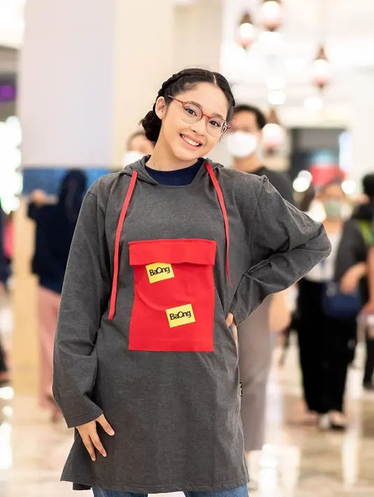 Shakiena Azalea sudah merilis single berjudul Kemana Kau Pergi. Suara yang merdu membuatnya digadang-gadang bisa menjadi penyanyi top Tanah Air. Pelan tapi pasti, Shakiena bakal dikenal luas oleh publik sebagai penyanyi. (Liputan6.com/IG/shakiena.azalea)