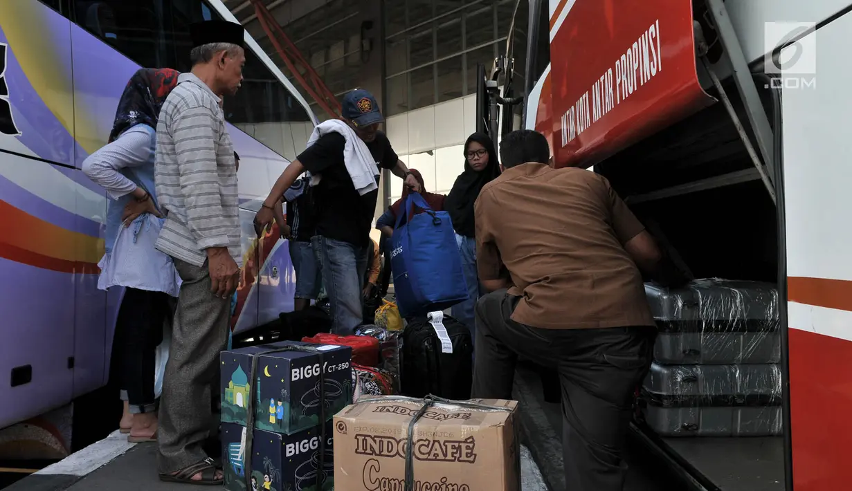 Pemudik memasukan barang bawaannya ke dalam bus di Terminal Pulogebang, Jakarta, Selasa (28/5). H-8 Lebaran, tercatat hingga sore ini jumlah penumpang yang akan berangkat dari Terminal Pulogebang menuju kota di Jawa Tengah, Barat, Timur, dan Sumatera 4.488 orang. (merdeka.com/Iqbal S. Nugroho)