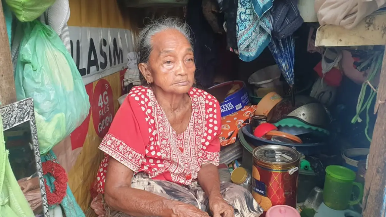 Mbah Hindun, salah satu penghuni kampung 1001 malam Dupak Surabaya (Dian Kurniawan/Liputan6.com)