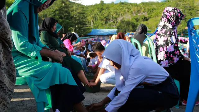 Membasuh kaki orangtua