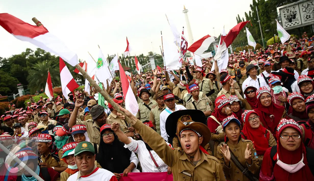 Ratusan THL TBPP bersorak dalam aksi unjuk rasa di depan Istana Merdeka, Jakarta, Rabu (7/9). Mereka meminta pemerintah mengangkat 19.156 orang THL-TBPP menjadi pegawai aparatur negara (ASN) serta PNS tanpa batasan usia. (Liputan6.com/Faizal Fanani)