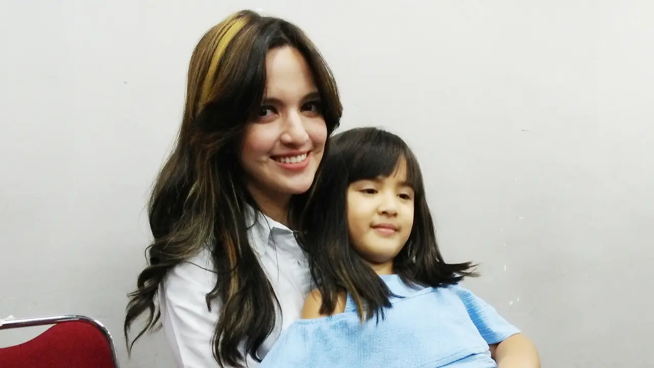 Nia Ramadhani mulai mengenalkan apapaun kepada anak sulungnya, Mikhayla Zalindra Bakrie.