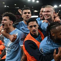 Penyerang Manchester City, Erling Haaland (tengah), merayakan gol kedua timnya bersama rekan-rekan setimnya dalam pertandingan Liga Inggris antara Liverpool dan Manchester City di Stadion Anfield, Liverpool, Inggris barat laut, pada 8 Februari 2026. (Paul ELLIS / AFP)
