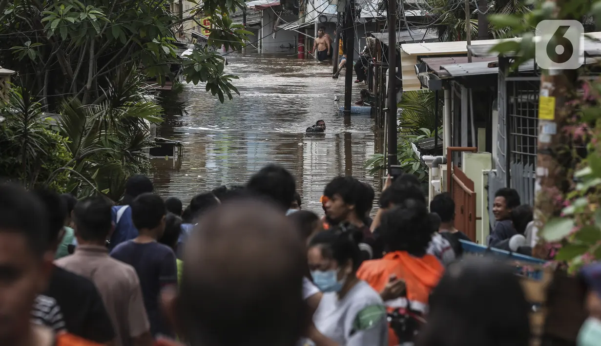 Petugas saat mengevakuasi warga yang terjebak banjir di kawasan Tendean Jakarta, Sabtu (20/2/2021). Curah hujan yang tinggi menyebabkan banjir setinggi orang dewasa di kawasan Tendean. (Liputan6.com/Johan Tallo)