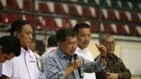 Wakil Presiden Republik Indonesia, Jusuf Kalla, mengunjungi pelatnas tim voli di Padepokan Bola Voli Jenderal Polisi Kunarto, Sentul, Jawa Barat, Selasa (18/7/2017). (Kemenpora/Egan)
