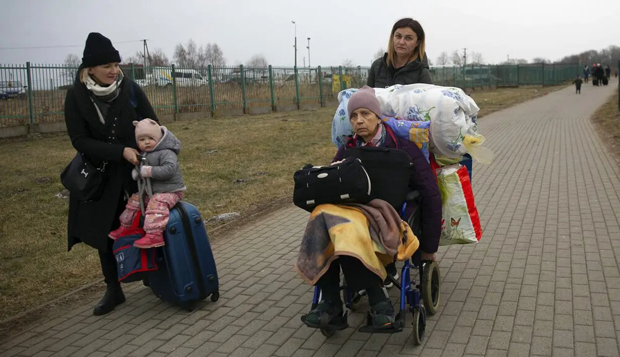 Pengungsi, sebagian besar wanita dan anak-anak, tiba di perbatasan di Medyka, Polandia, Sabtu (5/3/2022). Mereka melarikan diri dari invasi Rusia di Ukraina. (AP Photo/Visar Kryeziu)