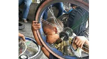 10 Aksi Kocak Anak-anak ini Bikin Kangen Masa Kecil