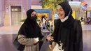 Di tengah kesibukan yang padat, dua sahabat ini akhirnya bisa merencanakan liburan bersama ke Abu Dhabi. (Foto: Tangkapan layar YouTubr The Sungkars)