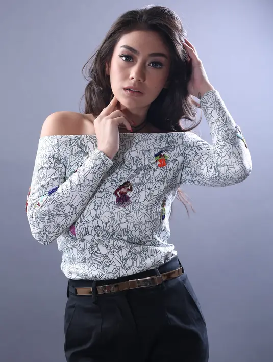 Tidak terima idolanya menjalin kasih dengan janda dua anak, apalagi perempuan itu dianggap sebagai perusak hubungannya dengan Natasha Wilona, hingga pada akhirnya melampiaskannya melalui laman Instagram Celine. (Foto Eksklusif/Febio Hernanto/Bintang.com)