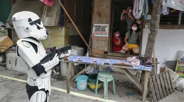 Anggota kelompok pemuda dalam kostum Star Wars menghibur warga di Malabon, Metro Manila, Filipina, Kamis (30/4/2020). Kelompok pemuda berkostum Star Wars menghibur warga selama karantina berkelanjutan akibat COVID-19 serta mengingatkan mereka agar tetap di rumah. (AP Photo/Aaron Favila)
