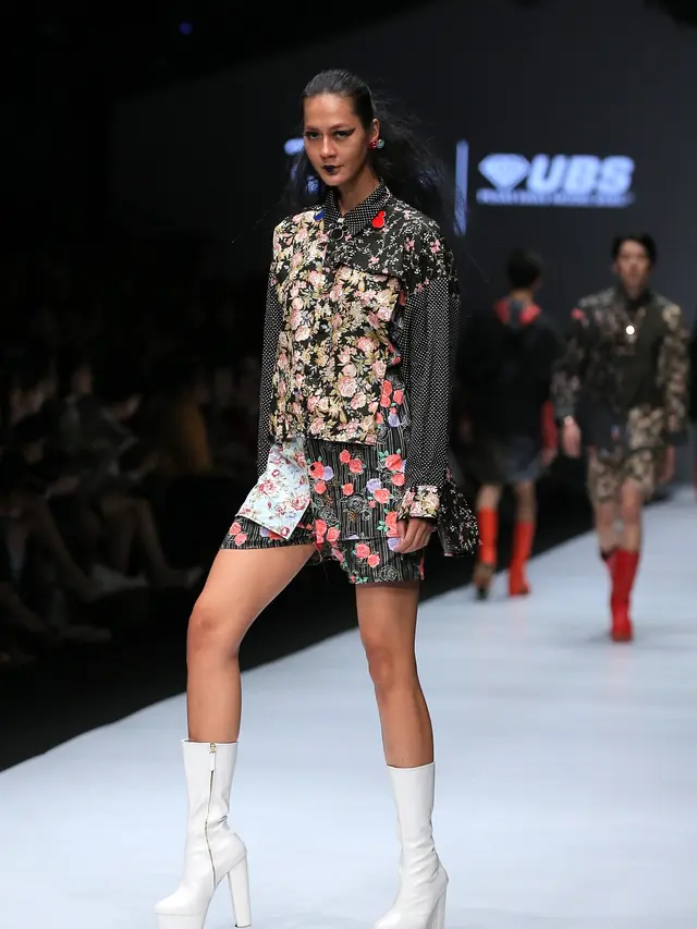 JFW 2019 kenang masa kecil dengan busana street style dan perhiasan Mickey Mouse