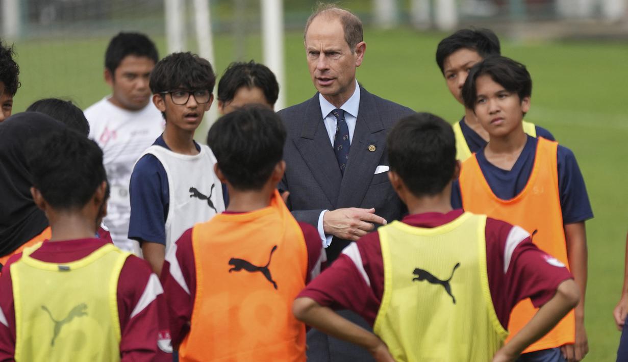 Pangeran Edward (tengah), Duke of Edinburgh, berbincang dengan pelajar Indonesia saat penyerahan penghargaan Internasional Duke of Edinburgh di British School di Tangerang Selatan pada Jumat (24/11/2023). (Tatan Syuflana / POOL / AFP)