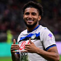 Gelandang Atalanta asal Brasil, #13, Ederson, merayakan setelah mencetak gol pertama timnya selama pertandingan Serie A Italia antara AC Milan dan Atalanta Bergamo di stadion San Siro di Milan, pada 20 April 2025. (Piero CRUCIATTI/AFP)