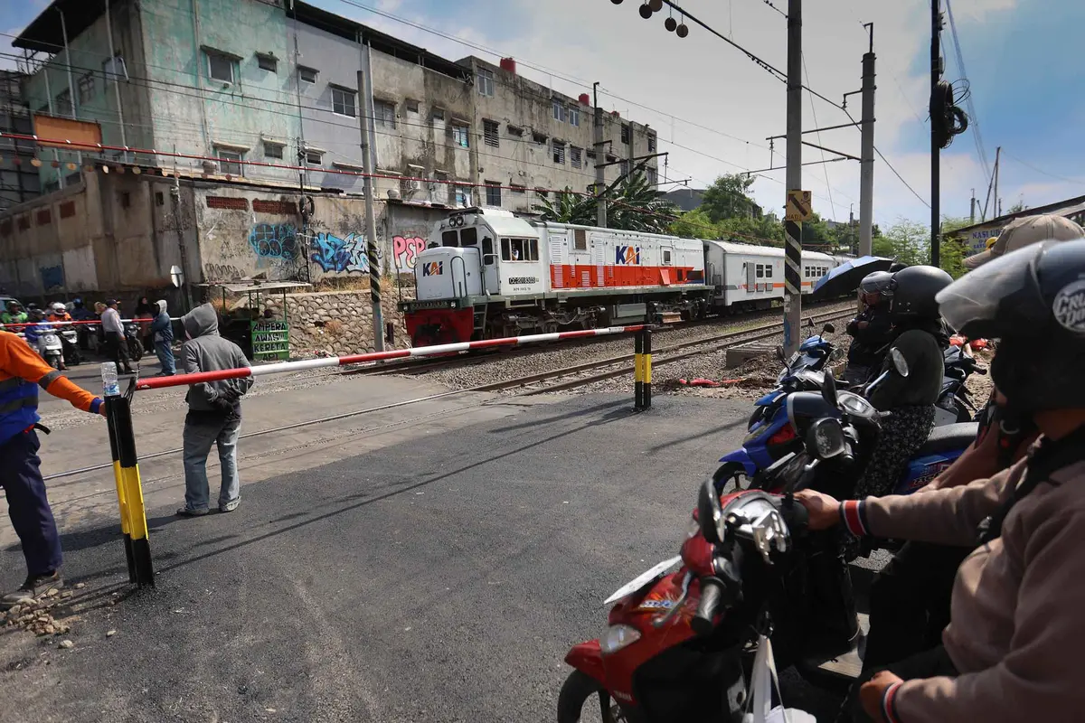 Usai Kecelakaan Kereta, Perlintasan Sebidang Ampera Dipasangi Palang Pintu