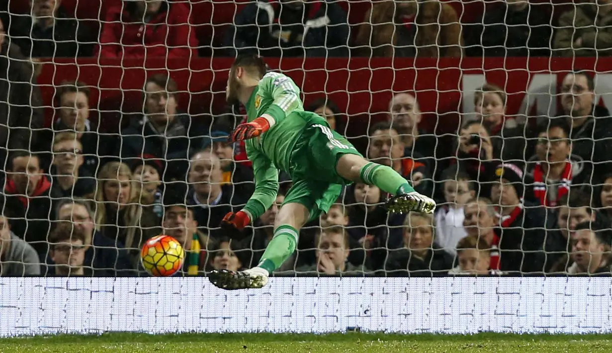  Kiper Manchester United, David De Gea gagal meengamankan bola yang masuk ke gawangnya pada anjutan Liga Premier Inggris di Stadion Old Trafford, Sabtu (02/01/2016). Manchester United menang 2-1.  (Reuters/Andrew Yates)