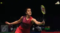 Carolina Marin berusaha mengembalikan bola saat laga melawan Hera Desi (Indonesia) di BCA Indonesia Open 2016 di Istora Senayan Jakarta, Selasa (31/5). Carolina Marin menang dua set langsung 21-18, 21-11. (Liputan6.com/Helmi Fithriansyah)