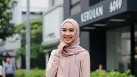 7 Outfit Korean Style Hijab Rok Terbaru 2025, Tampil Feminin dan Modis