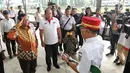 Ketua Gerakan Suluh Kebangsaan Mahfud MD tiba di sebuah stasiun dalam perjalanan hari kedua Jelajah Kebangsaan, Selasa (19/2). Jelajah Kebangsaan yang dilakukan Mahfud melangsungkan dialog di setiap stasiun-stasiun pemberhentian. (Liputan6.com/JohanTallo)