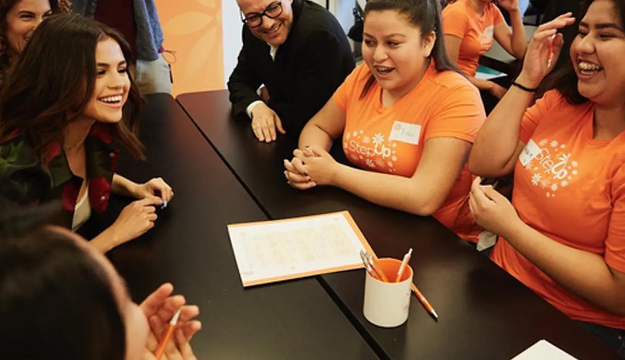 Selena Gomez tak hanya terkenal sebagai penyanyi yang memiliki suara merdu. Ia juga aktif dalam kegiatan sosial, terlebih setelah dirinya pulih dari sakit lupus dan menjalani proses rehabilitasinya. (Instagram/selenagomez)