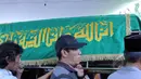 Sejumlah orang mengusung keranda berisi jenazah Ferrasta Soebardi atau yang dikenal sebagai Pepeng di rumah duka di kediamannya di kawasan Cinere, Depok, Rabu (6/5/2015). Pepeng meninggal dunia di usia 60 tahun. (Liputan6.com/Helmi Afandi)