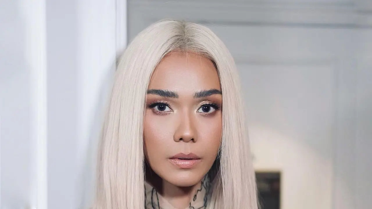 Intip deretan busana formal ang edgy dari Adinia Wirasti.