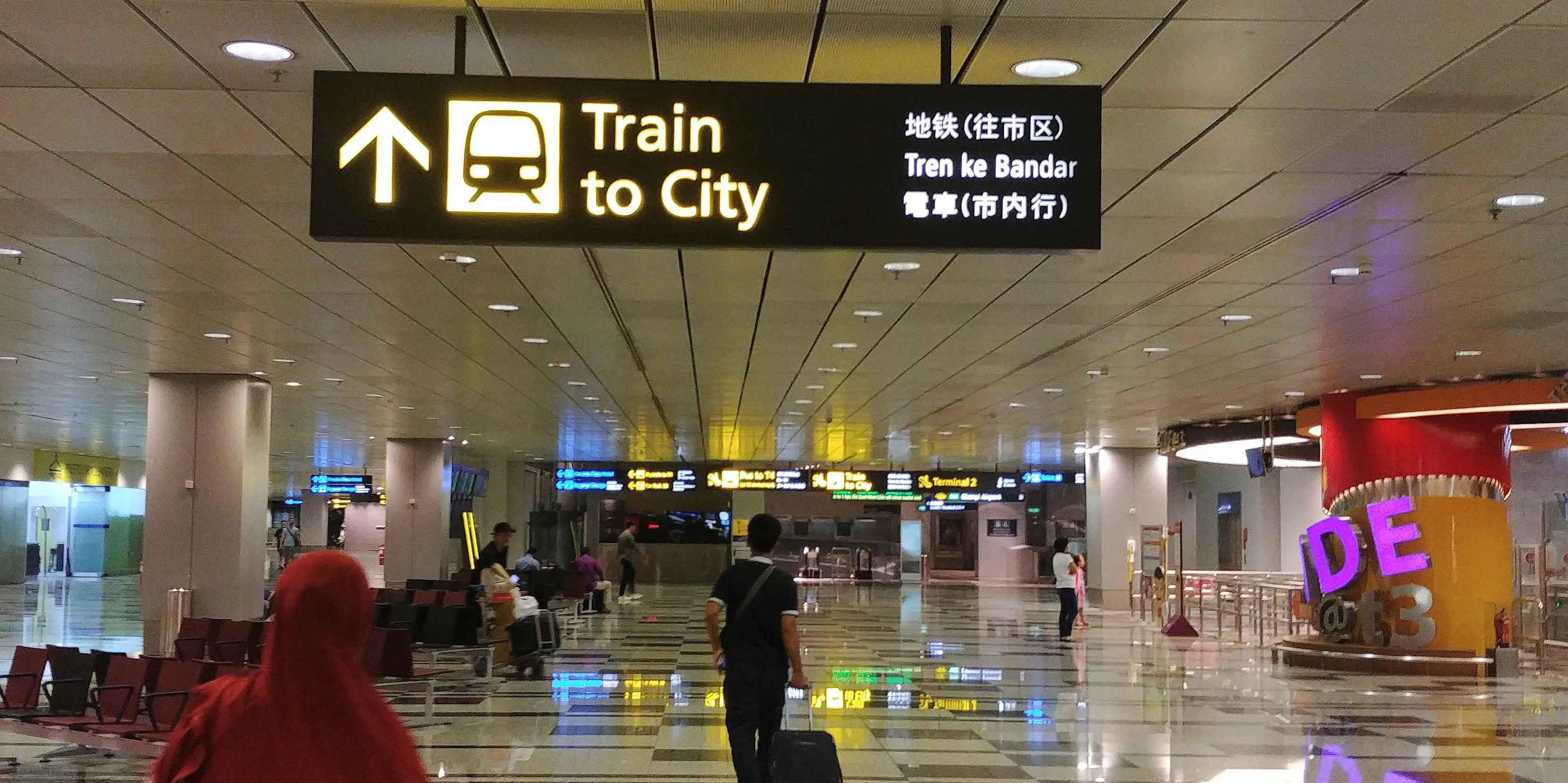 Ikuti papan informasi yang menunjukkan arah stasiun MRT bandara Changi. (Bola.com/Reza Khomaini)