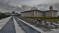 Petugas memeriksa panel surya 150 Mpw yang mampu mensuplai 20 persen total kebutuhan operasional listrik masjid di Masjid Istiqlal, Jakarta, Senin (17/02/2025). (merdeka.com/Arie Basuki)
