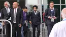 Penyerang Timnas Mesir, Mohamed Salah (tengah) bersama rekan-rekanya tiba di Bandar Udara Internasional Grozny, Rusia (10/6). Tim nasional sepak bola Mesir akan menggunakan Grozny sebagai base camp mereka selama Piala Dunia 2018. (AFP Photo/Karim Jaafar)