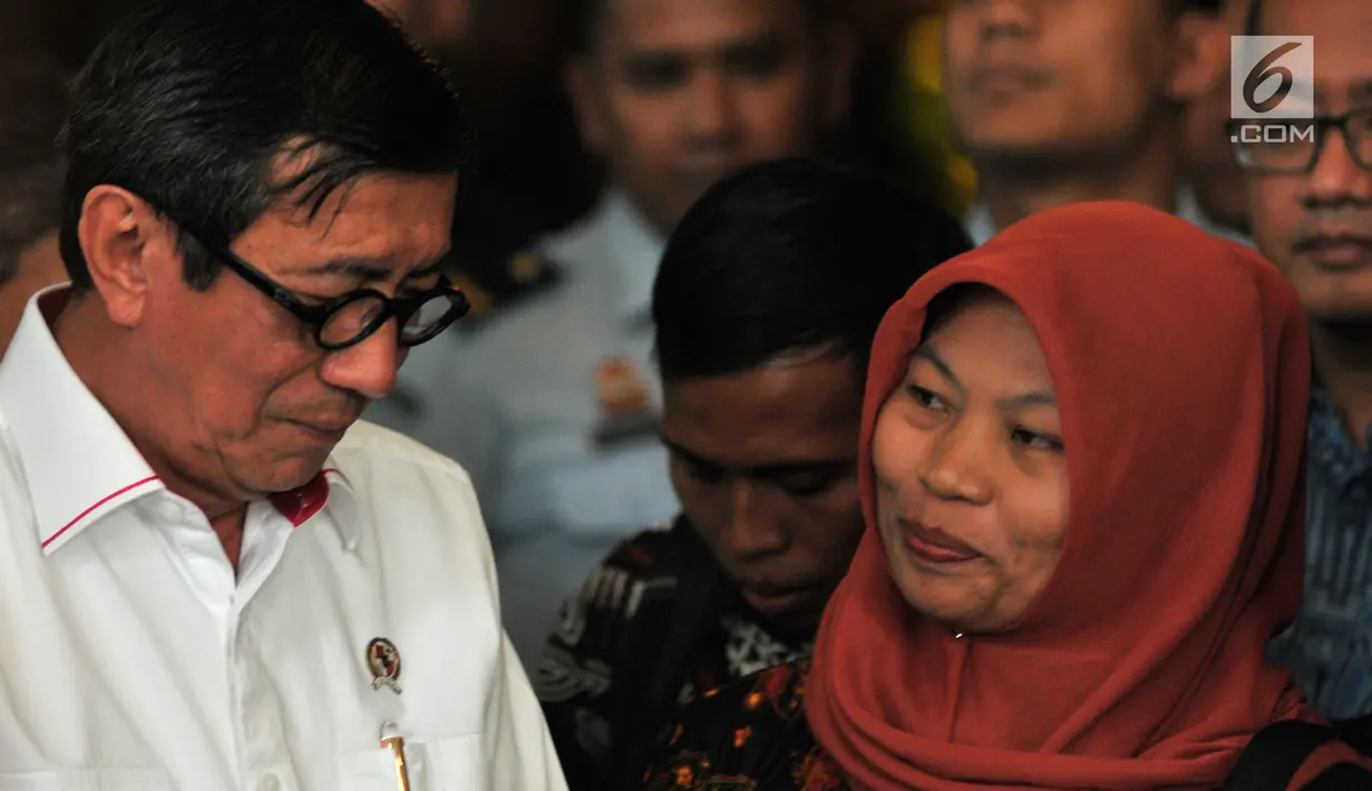 Terpidana kasus pelanggaran ITE Baiq Nuril (kanan) tersenyum ke arah Menkumham Yasonna Laoly usai menggelar pertemuan di Kantor Menkumham, Jakarta, Senin (8/7/2019). Baiq Nuril berharap Presiden Joko Widodo mengabulkan permohonan amnesti yang akan dia ajukan. (merdeka.com/Iqbal Nugroho)