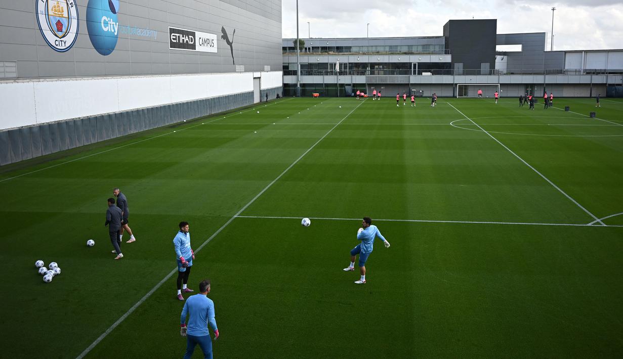 Tiga penjaga gawang Manchester City mengikuti sesi latihan timnya di Manchester City Training Ground, Manchester (18/9/2023) waktu setempat, jelang menghadapi Red Star Belgrade pada matchday pertama Grup G Liga Champions 2023/2024 di Etihad Stadium, Rabu (20/9/2023) dini hari WIB. (AFP/Paul Ellis)