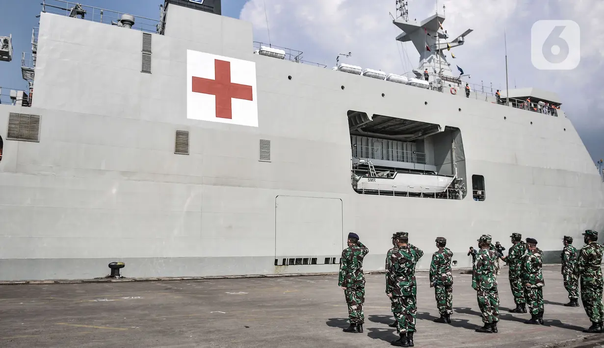 Anggota TNI AL saat melepas keberangkatan KRI Semarang 594 di Dermaga JICT 2, Tanjung Priok, Jakarta, Kamis (8/4/2021). Bantuan sosial untuk korban bencana alam di NTT berupa 21 ton air mineral, 400 kardus mie instan, pakaian, selimut, hingga obat-obatan. (merdeka.com/Iqbal S. Nugroho)