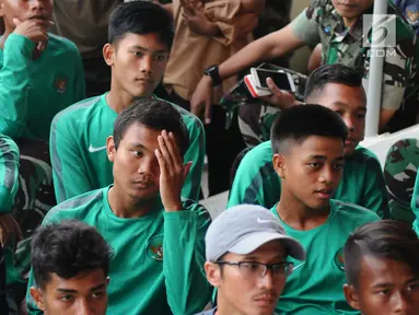 Pemain Timnas Indonesia U-16 saat nonton bareng laga Timnas U-19 melawan Brunei pada fase grup Piala AFF U-18 jelang pelepasan di Lapangan Atang Sutresna, Jakarta, Rabu (13/9). Timnas U-19 unggul 8-0 atas Brunei. (Liputan6.com/Helmi Fithriansyah)