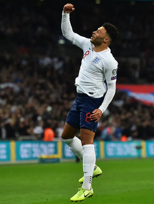 Gelandang Inggris Alex Oxlade-Chamberlain berselebrasi usai mencetak gol ke gawang Montenegro pada pertandingan Grup A Kualifikasi Piala Eropa 2020 di Stadion Wembley di London (14/11/2019). Inggris menang telak 7-0 atas Montenegro. (AFP/Glyn Kirk)
