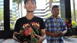 Ayam jantan hitam itu diberikan sebagai simbol agar KPK berani mengusut tuntas kasus-kasus suap migas tersebut, Jakarta, (23/9/14). (Liputan6.com/Miftahul Hayat)