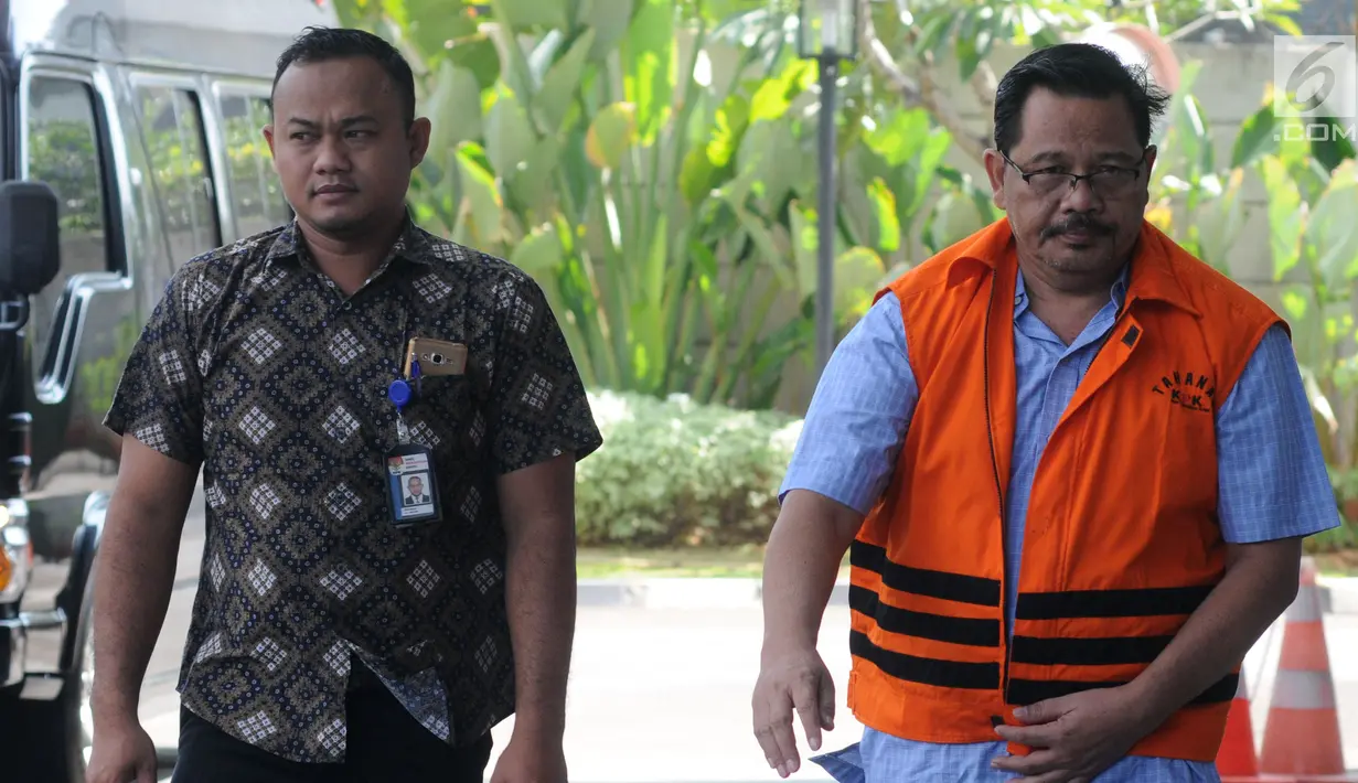 Tersangka Kepala Dinas Pekerjaan Umum (PU) Kabupaten Tulungagung Sutrisno (kanan) tiba di Gedung KPK, Jakarta, Jumat (3/8). Kedatangan Sutrisno untuk menandatangani berkas P21. (Merdeka.com/Dwi Narwoko)