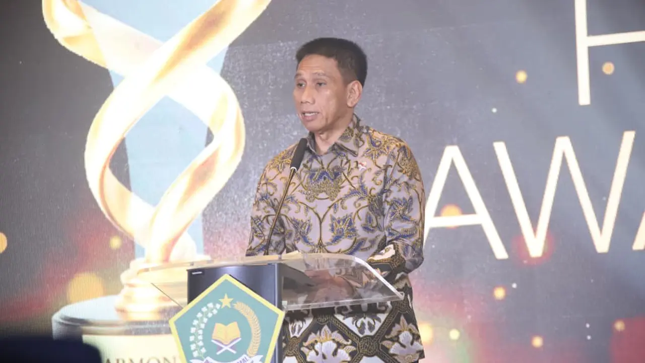 Wamendagri, Dr Akhmad Wiyagus, saat menyerahkan piagam Harmoni Award 2025 Kementrian Agama di Jakarta.