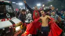 Warga Maroko berpesta merayakan keberhasilan negaranya lolos ke Piala Dunia 2018 di Rabat, Sabtu (11/11/2017). Maroko lolos setelah mengalahkan Pantai Gading 2-0 pada laga penentu. (AFP/Fadel Senna)